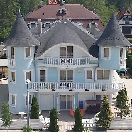 Crystal Es Susanne Panzio Bed & Breakfast Siofok Exterior photo