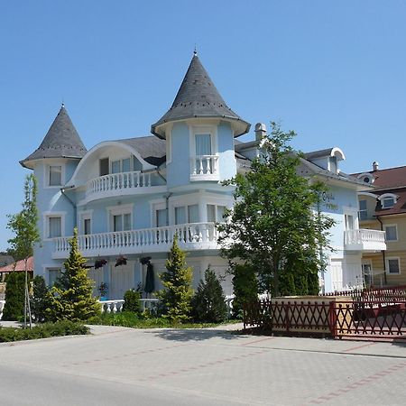 Crystal Es Susanne Panzio Bed & Breakfast Siofok Exterior photo