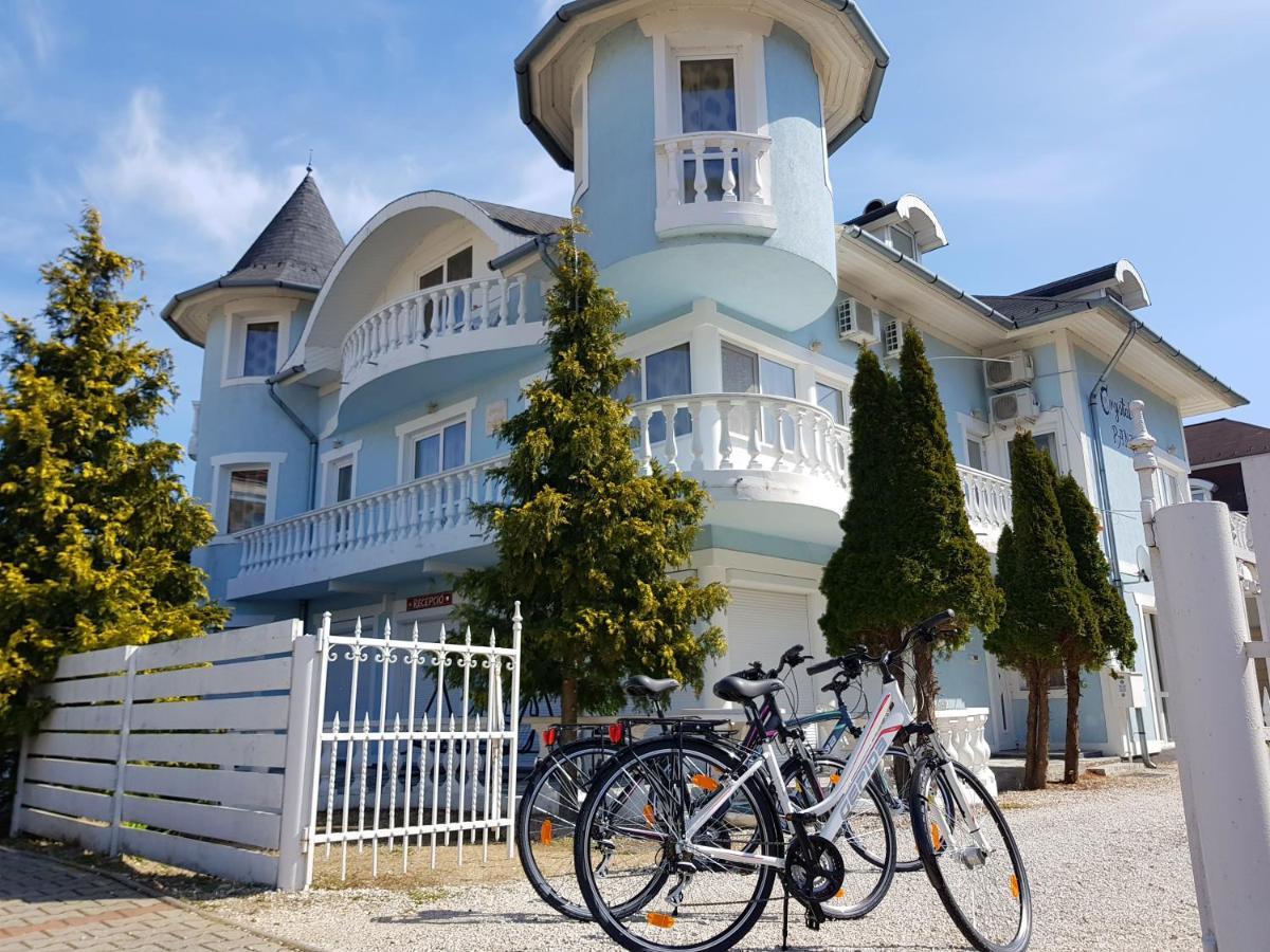 Crystal Es Susanne Panzio Bed & Breakfast Siofok Exterior photo