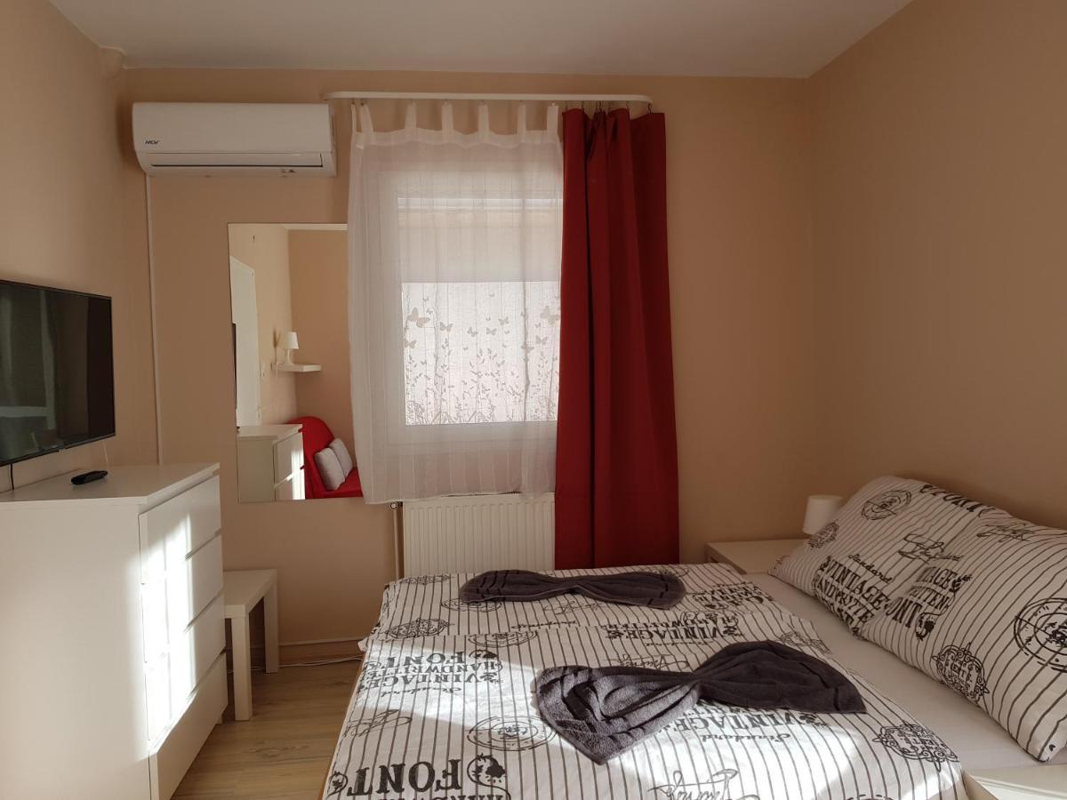 Crystal Es Susanne Panzio Bed & Breakfast Siofok Exterior photo