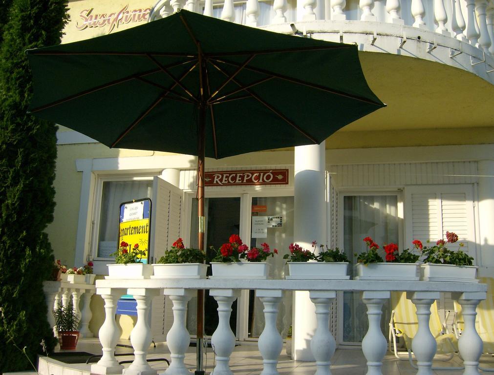 Crystal Es Susanne Panzio Bed & Breakfast Siofok Exterior photo