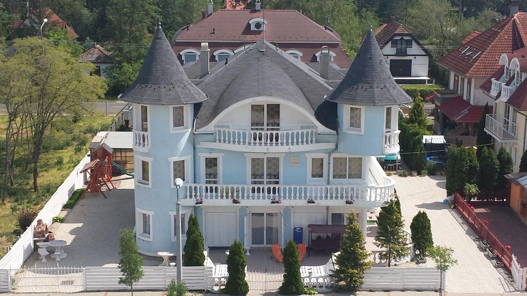 Crystal Es Susanne Panzio Bed & Breakfast Siofok Exterior photo