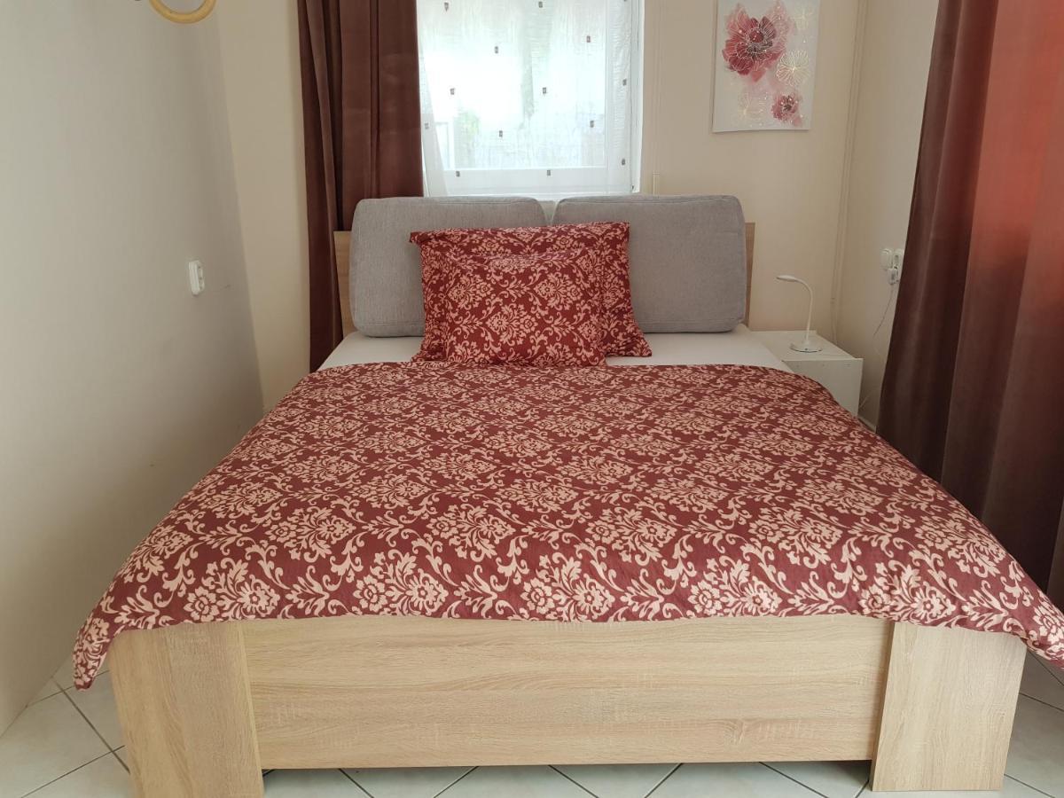 Crystal Es Susanne Panzio Bed & Breakfast Siofok Exterior photo
