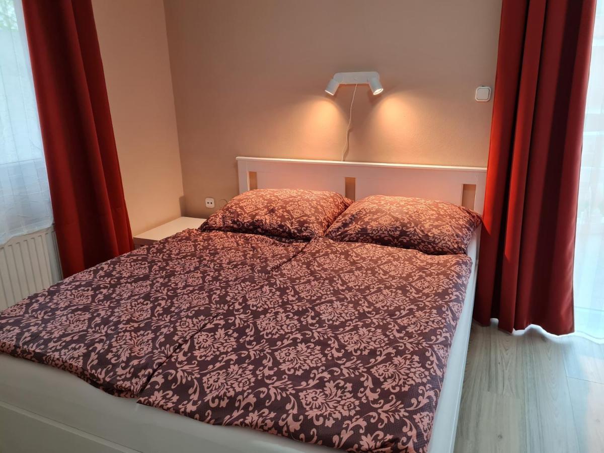 Crystal Es Susanne Panzio Bed & Breakfast Siofok Exterior photo