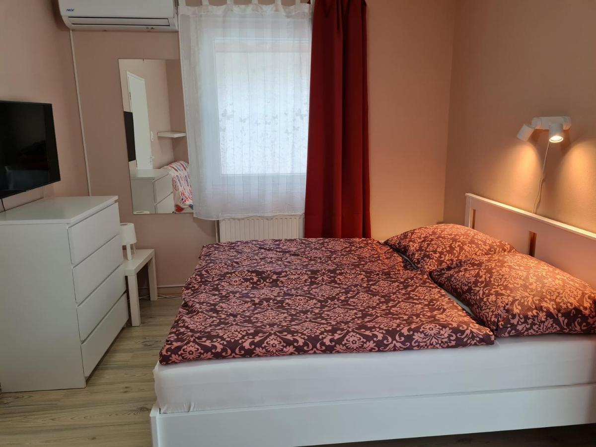 Crystal Es Susanne Panzio Bed & Breakfast Siofok Exterior photo