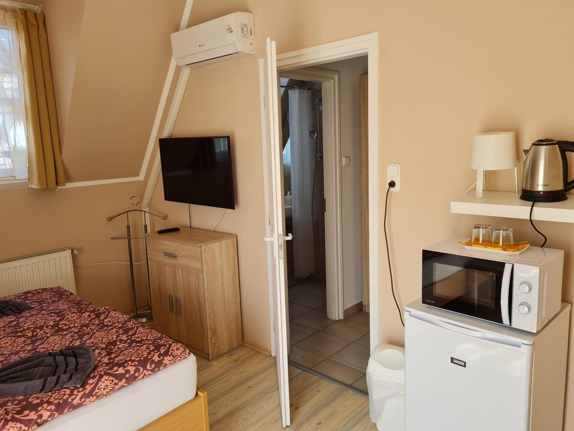 Crystal Es Susanne Panzio Bed & Breakfast Siofok Exterior photo